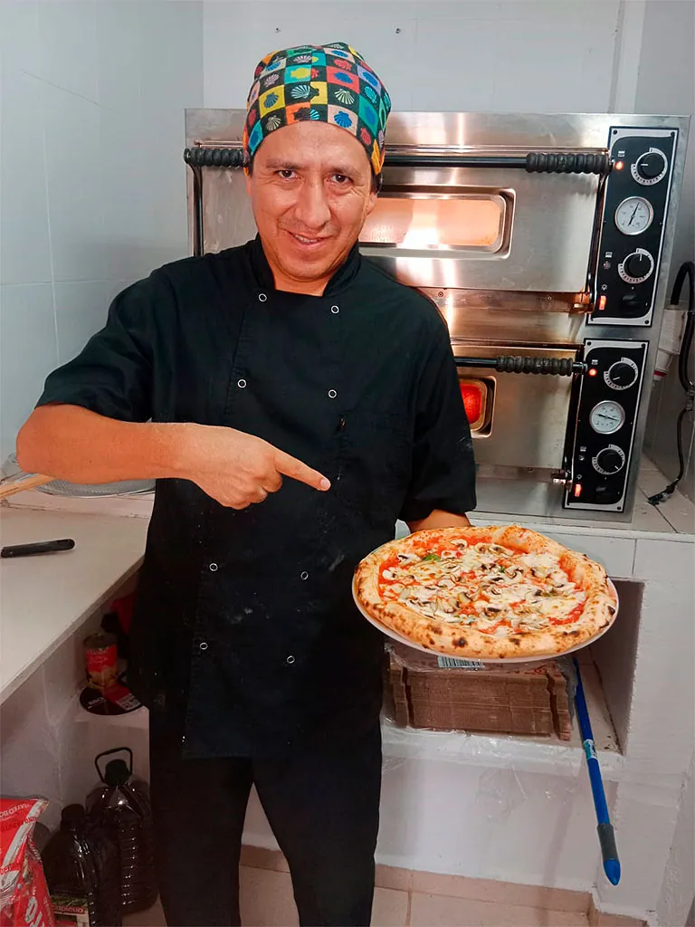 Mare Nostrum hombre preparando pizza