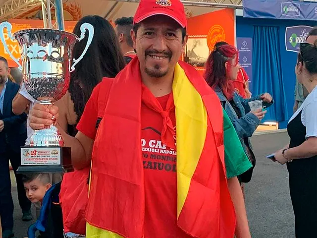 Mare Nostrum hombre con trofeo en la mano